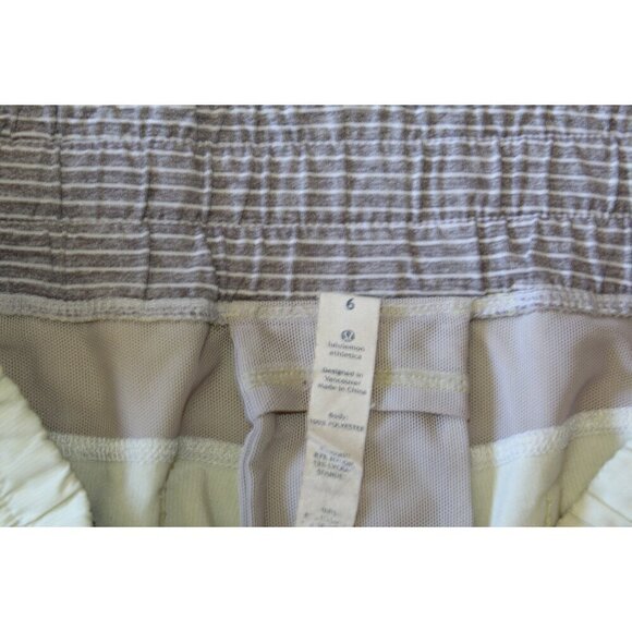 Lululemon Hotty Hot Low-Rise shorts Running pants Size 6 Lightweight outdoor - Picture 8 of 10